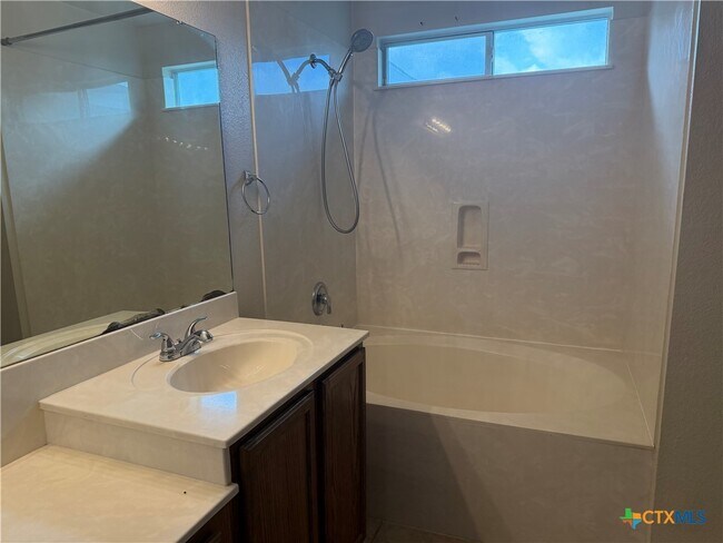 Building Photo - 2300 Maedell Dr