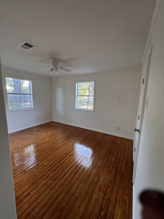 Building Photo - 211 W Plum St
