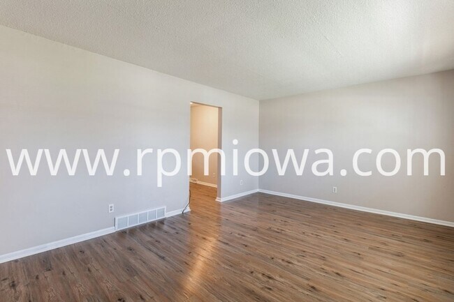 Building Photo - 215 NW Arlan Dr