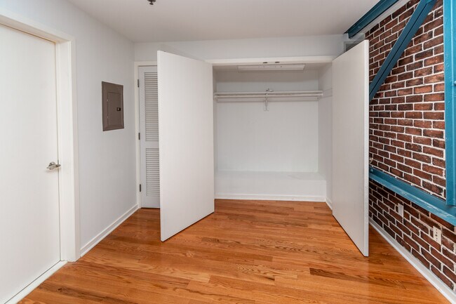 Building Photo - 36 Moore St