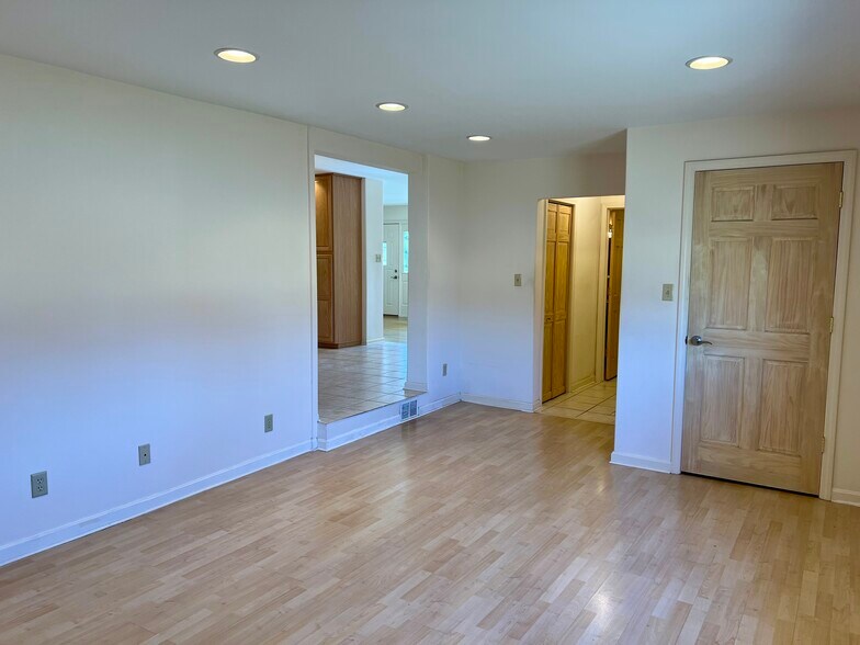 Building Photo - 6600 E Oak St