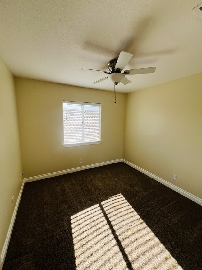 Building Photo - 25183 Parkcrest Dr