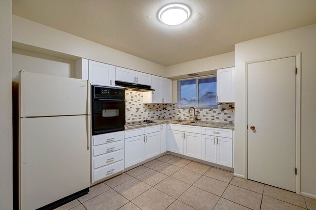 Building Photo - 9951 W Clair Dr