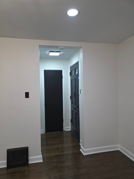 Front entrance - 5251 S Hamlin Ave