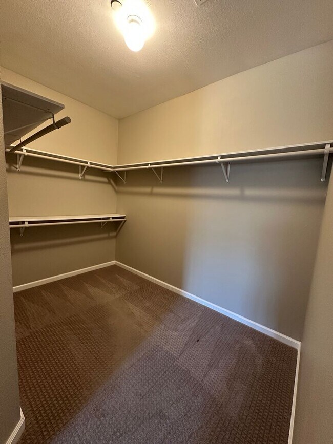 Building Photo - Beautiful, Updated 3 bedroom 2 bathroom ho...