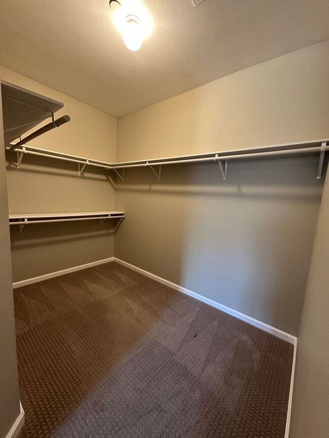 Building Photo - Welcome to this beautiful 3-bedroom 2-bath...