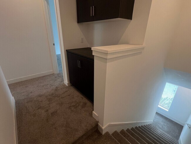 Building Photo - Completely upgraded large townhome with solar!!