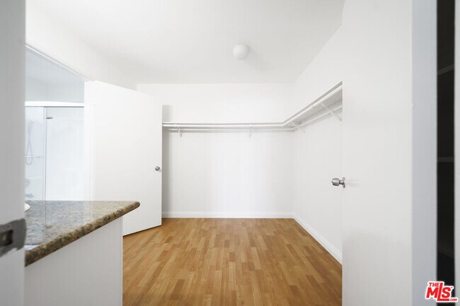 Building Photo - 1425 W 12th St