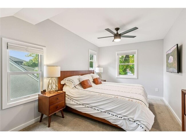 Building Photo - 3040 Hampshire Ave S