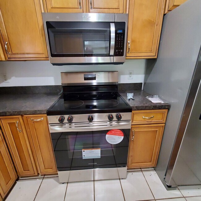 Building Photo - Location, convenience, comfort. This 4 bedroom plus den, 2 bath has it all!