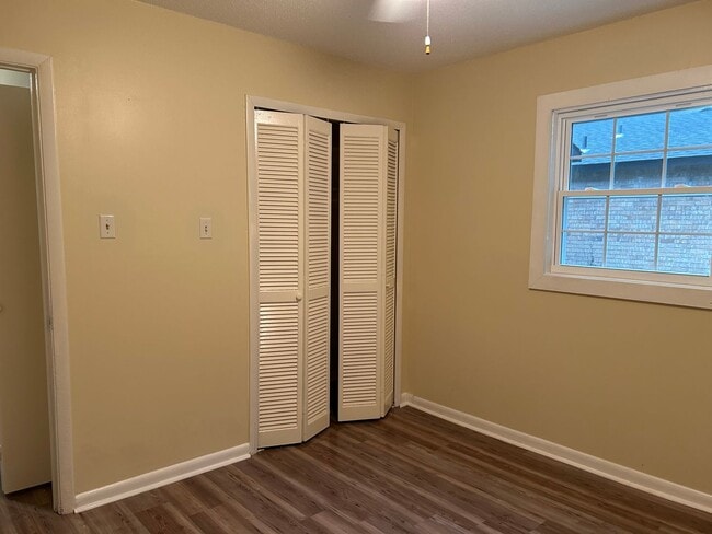 Building Photo - 4 bedroom and 2 bathroom