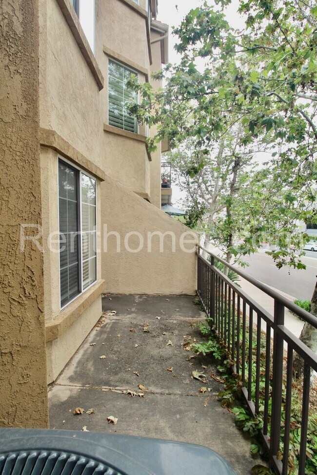 Building Photo - 510 Camino De La Reina