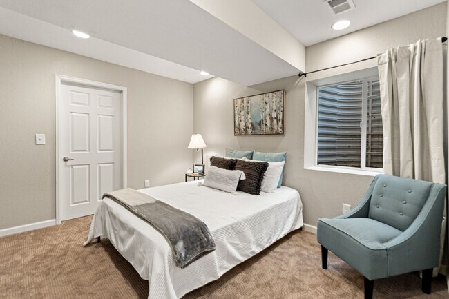 Building Photo - Modern Living. Unforgettable Views 5 bedroom / 5 bathrooms in the desirable Candelas community