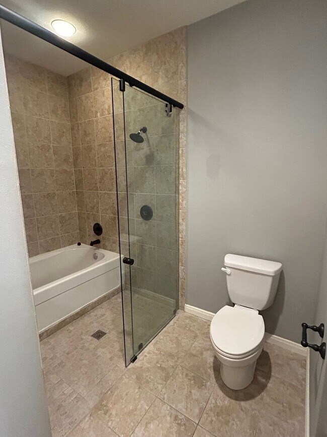 Building Photo - Beautifully Maintained 3 Bedroom