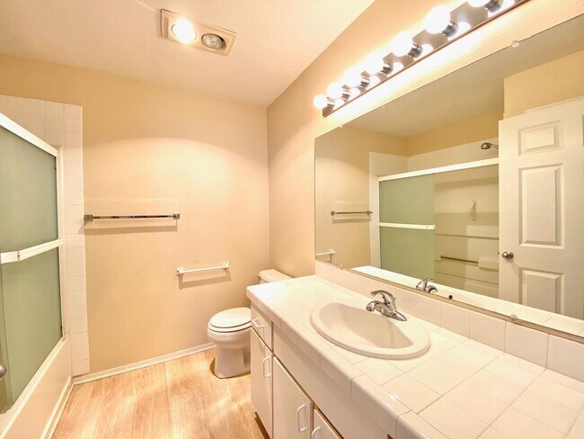 Building Photo - Charming Lake Oswego Unit in Oswego Bay Co...