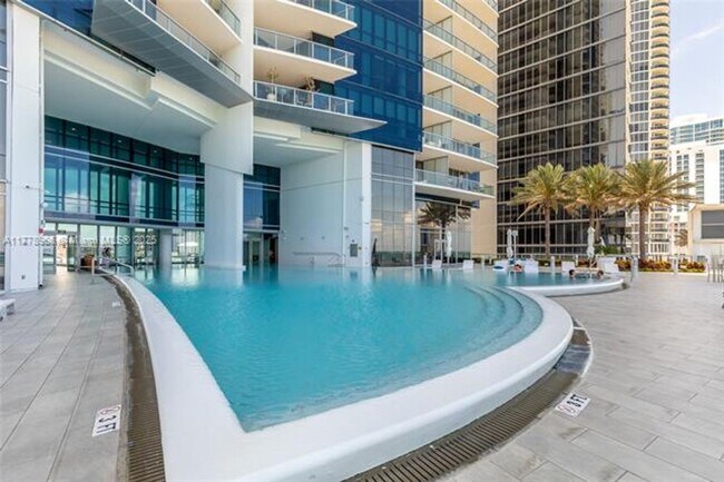 Building Photo - 17121 Collins Ave