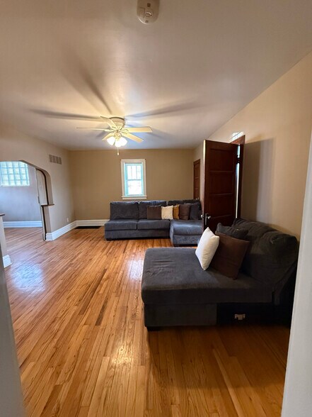 Building Photo - 3238 Mt Pleasant St