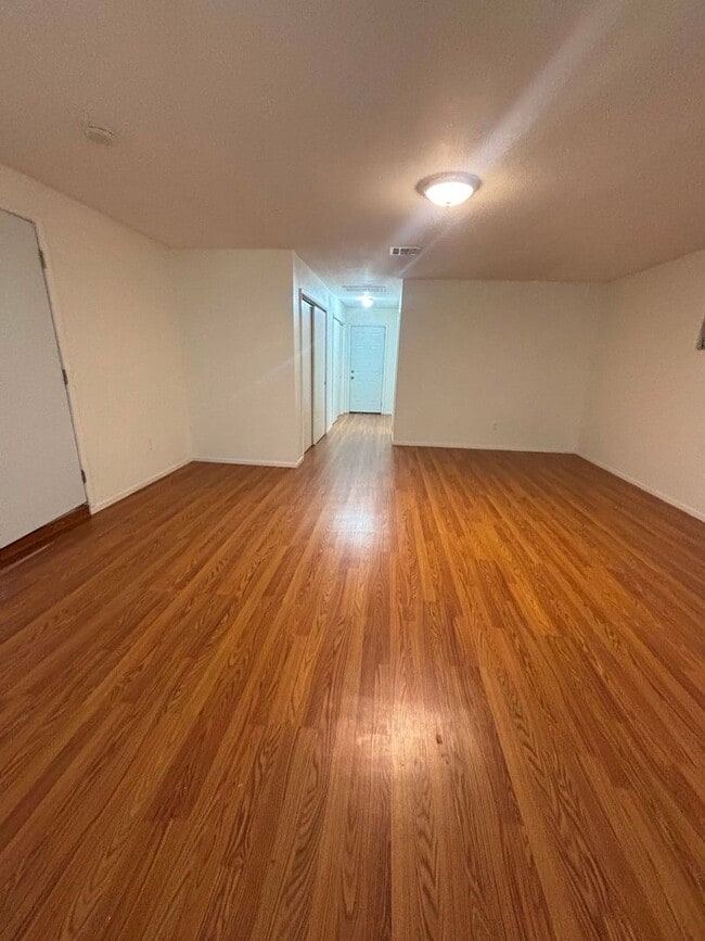 Building Photo - 572 Lenrey Ave