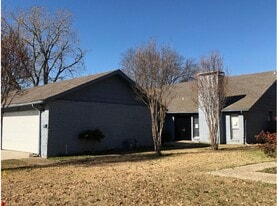 Building Photo - 2205 Heritage Cir