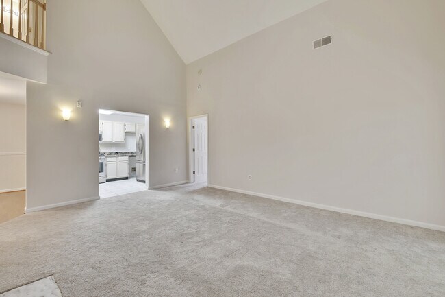 Building Photo - Top-Floor 3BD/3BA seconds to Downtown Crown!