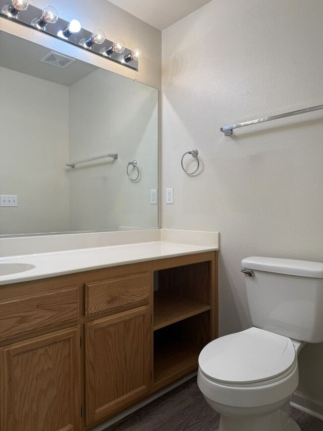 Building Photo - Available Now! Spacious home located in North Merced