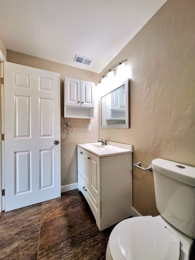Building Photo - Beautiful & Spacious 3bd Townhouse w/Detached Garage
