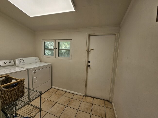 Building Photo - 2806 Whittle Springs Rd