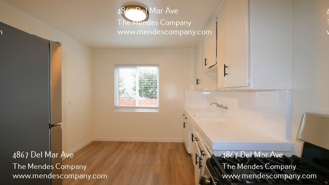 Building Photo - 4867 Del Mar Ave