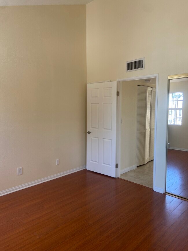 Building Photo - 435 E Valencia Ave