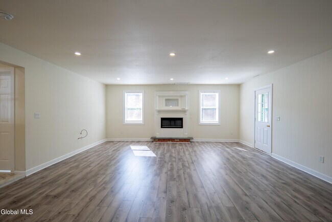 Building Photo - 489 Grooms Rd