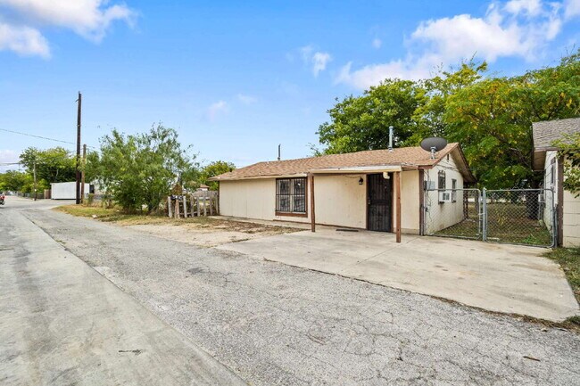 Building Photo - Spacious single story 2 bedroom 1 bath Ava...