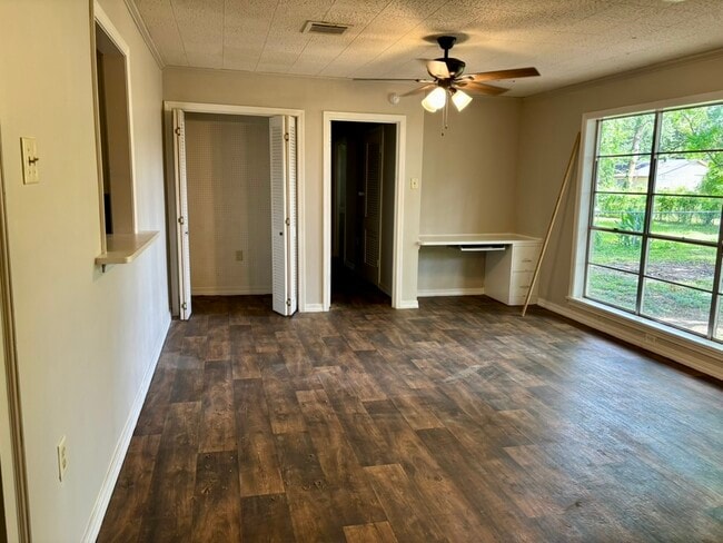 Building Photo - 1308 Parkview Dr