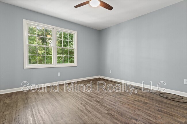 Building Photo - 305 Golf Course Dr