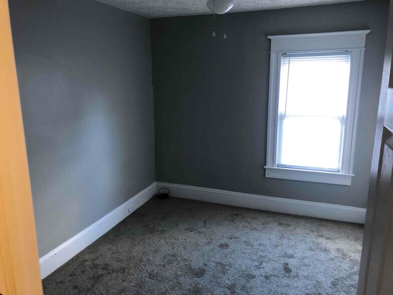 Building Photo - 527 Charles St