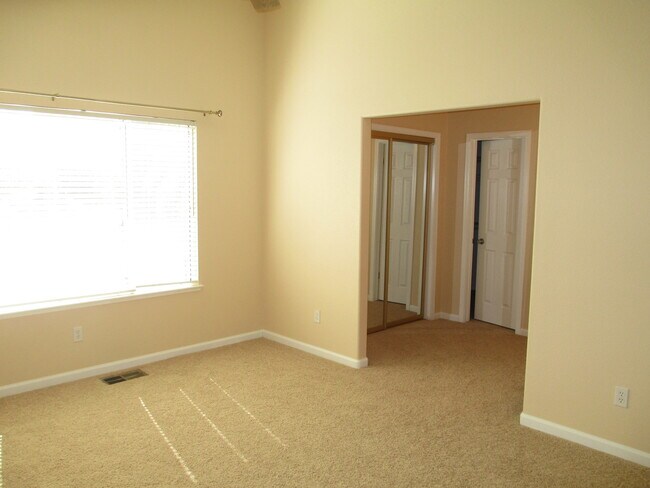 Building Photo - Home on quiet street in Roseville off Foothills Blvd