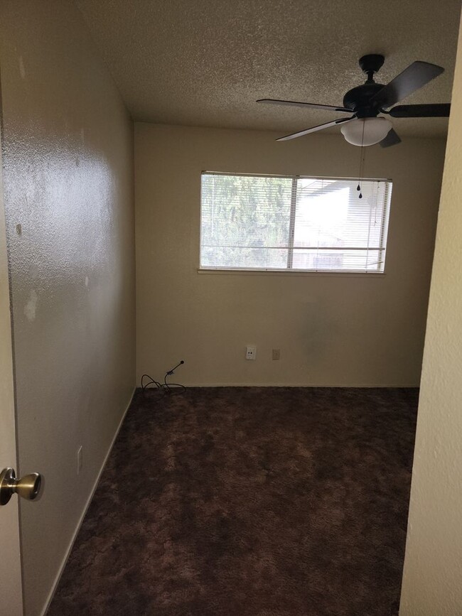 Building Photo - 3 Bedroom, 2 Bathrooms, 2 Car Garage, Den/...