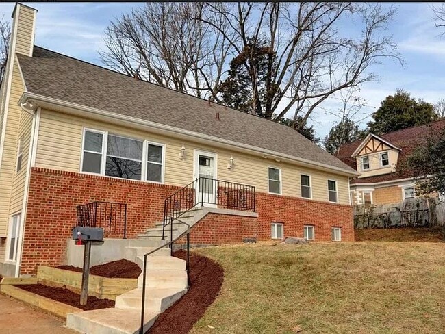 Building Photo - 5922 Benton Heights Ave