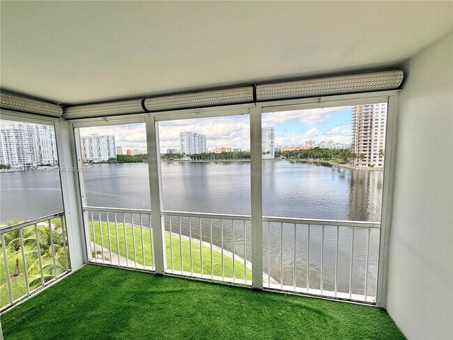 Building Photo - 2999 Point E Dr