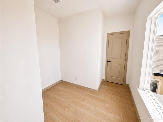Building Photo - 2509 S Cartier Dr