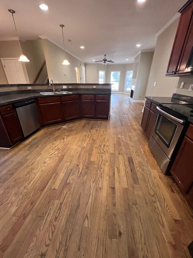 Building Photo - HUGE Four Bedroom