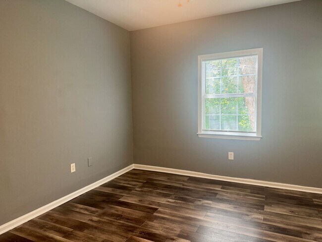 Building Photo - 4bedroom with Master on the Main!