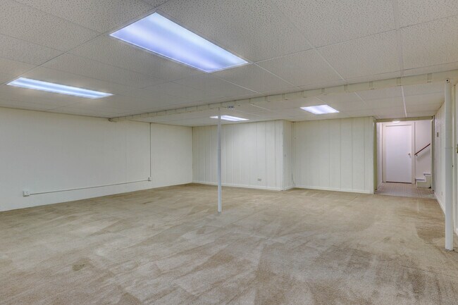 Building Photo - 547 Eichler Dr