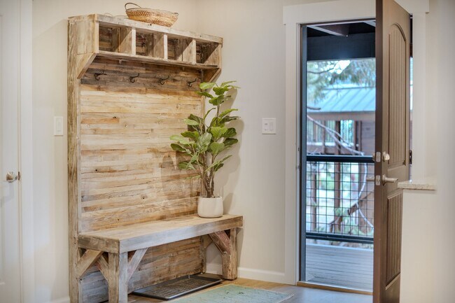 Building Photo - SKI LEASE:  Family Home with 1-Car Garage,...