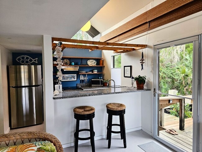 Building Photo - Furnished Waterfront Bungalow with Pool Access