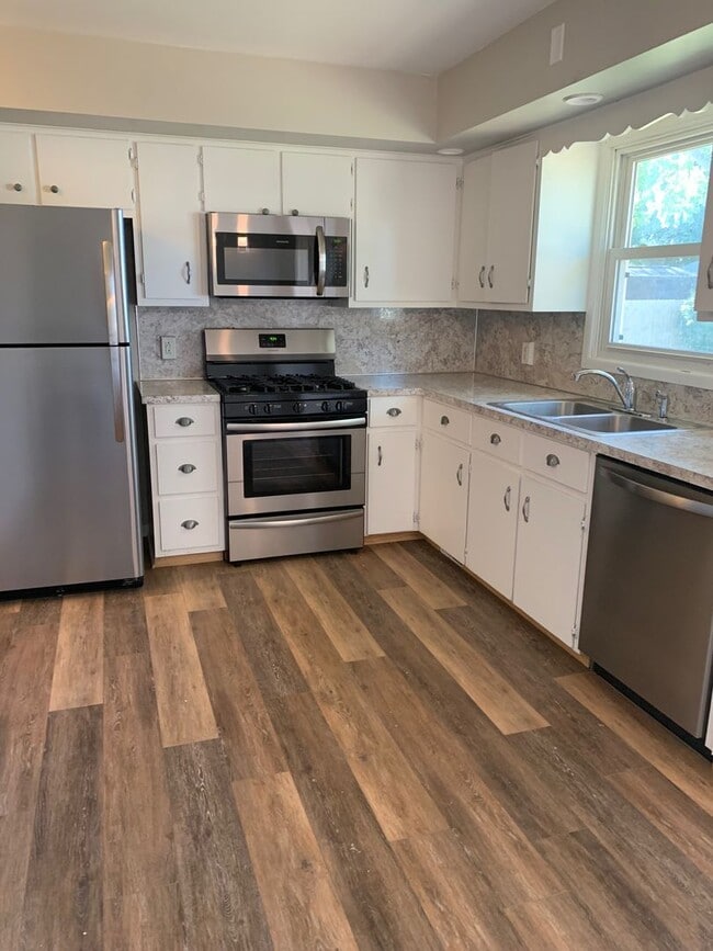 Building Photo - Four Bedroom Duplex in Jenison!