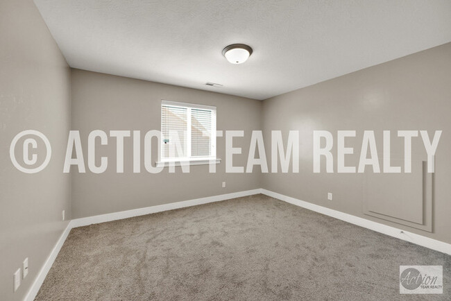 Building Photo - Row End Townhome in Orem!