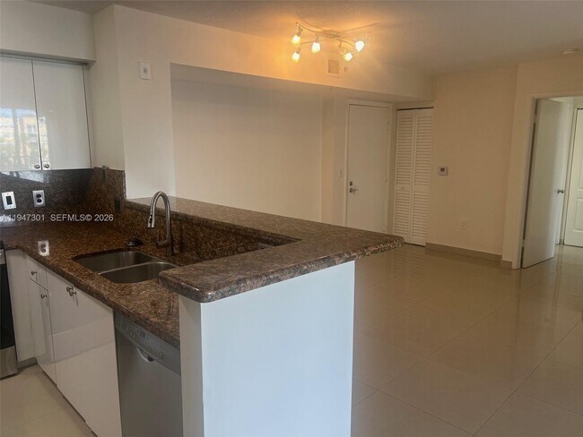 Building Photo - 19555 E Country Club Dr