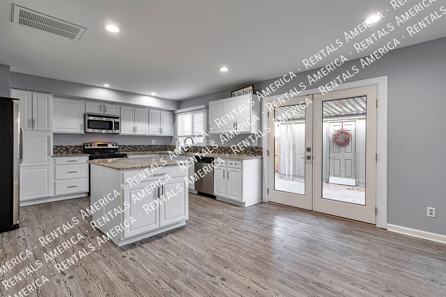 Building Photo - 2964 E Clarendon Ave