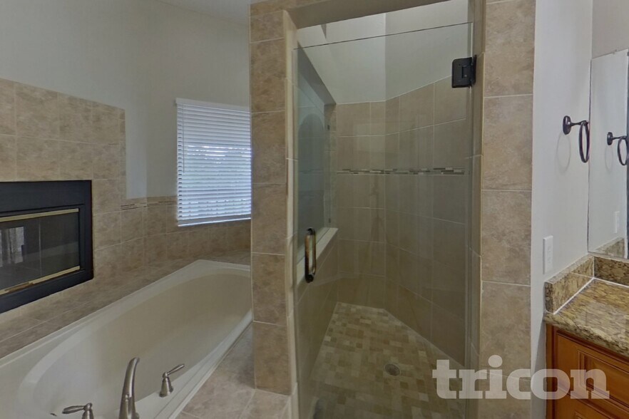 Building Photo - 15130 Heathridge Dr