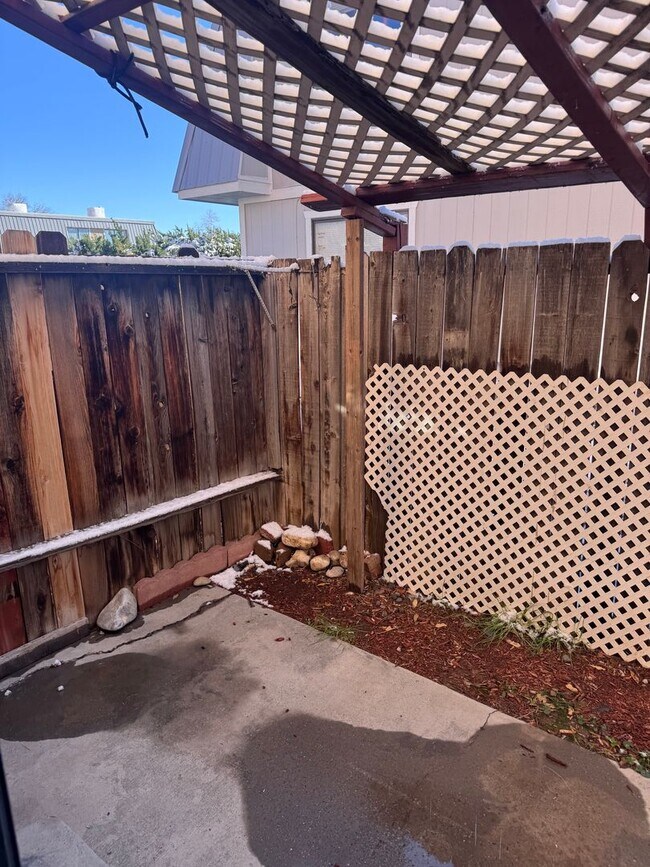 Building Photo - 2 Bed, 1 Bath, 2 Story Townhouse!!!